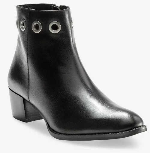 Černé dámské kožené boty s velkými kovovými cvočky